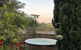 Gorgeous Country Cottage On Outskirts Of Bath With Wood Fired Hot Tub